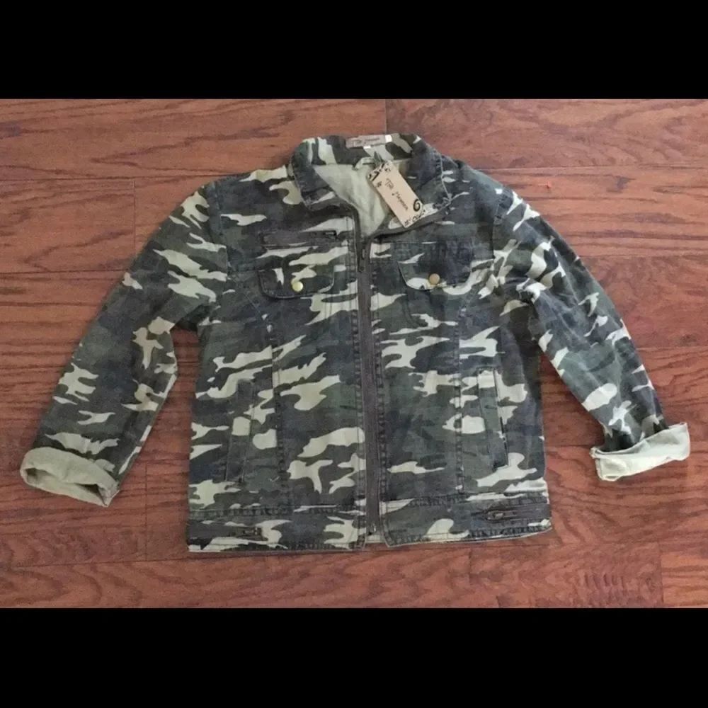 NWT The Hanger camo jacket. Small